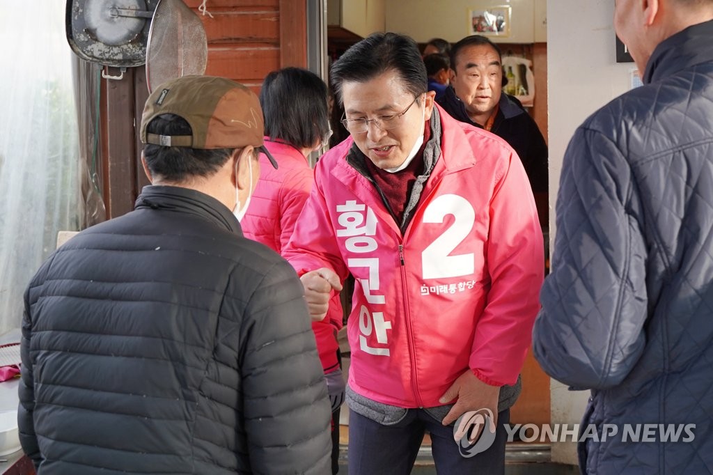 시민들과 주먹인사 나누는 황교안 후보