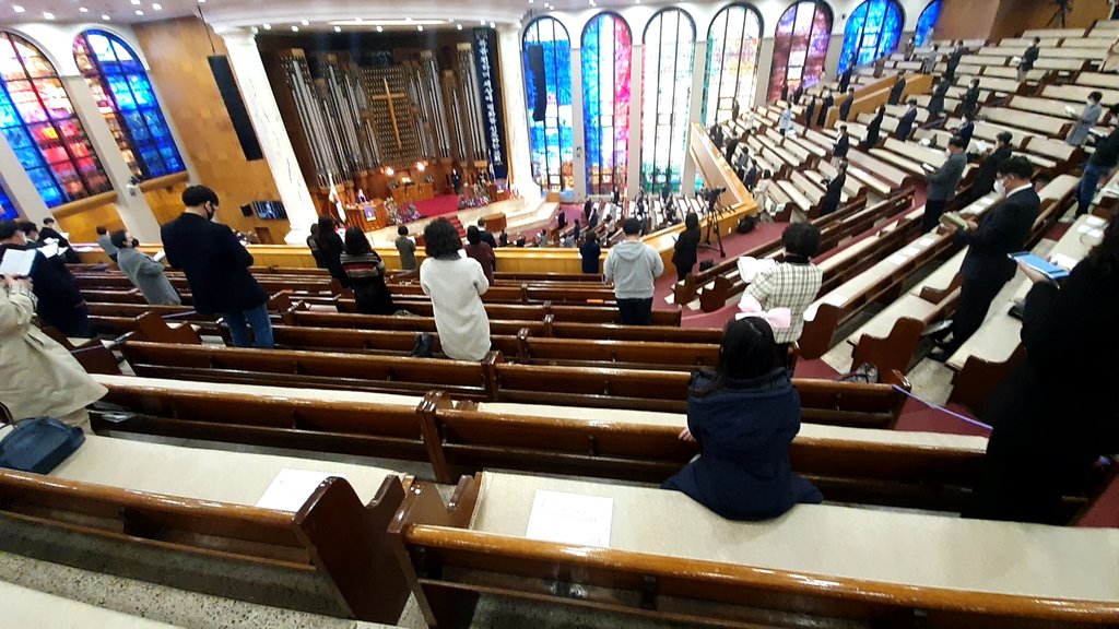 '사회적 거리두기' 강화됐지만 일부 교회 여전히 현장예배 강행