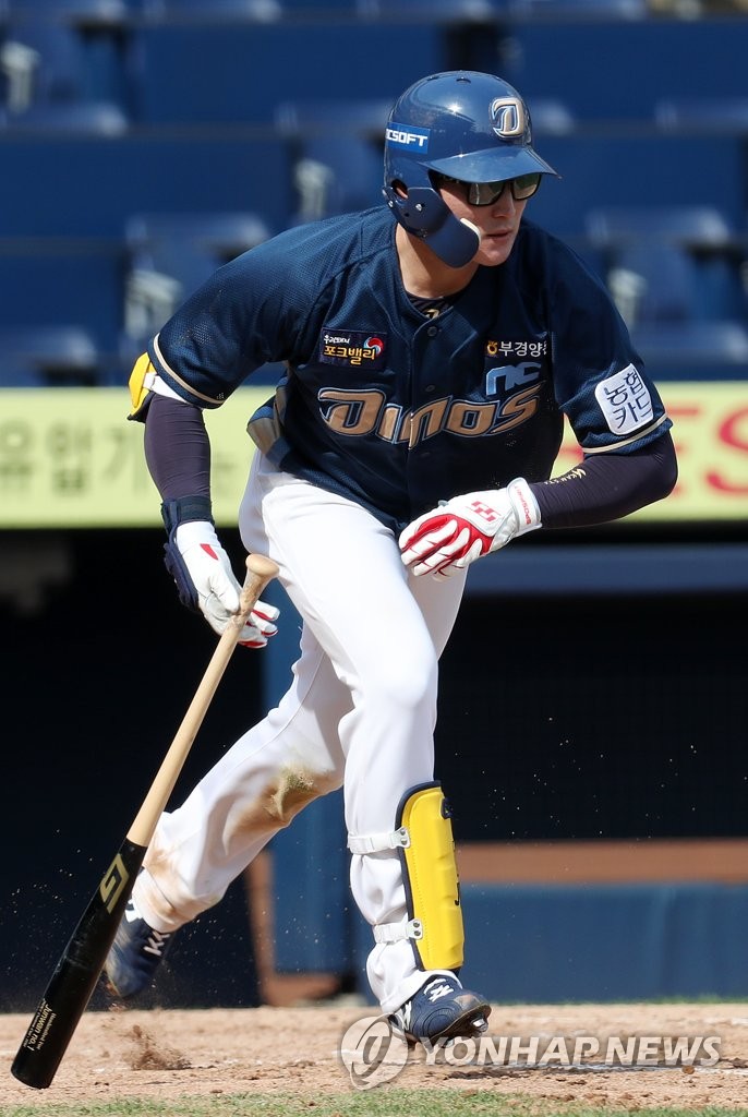 안타 치고 뛰어 나가는 NC 김준완