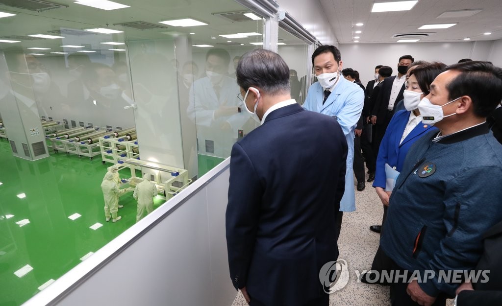 공장 시찰하는 문 대통령