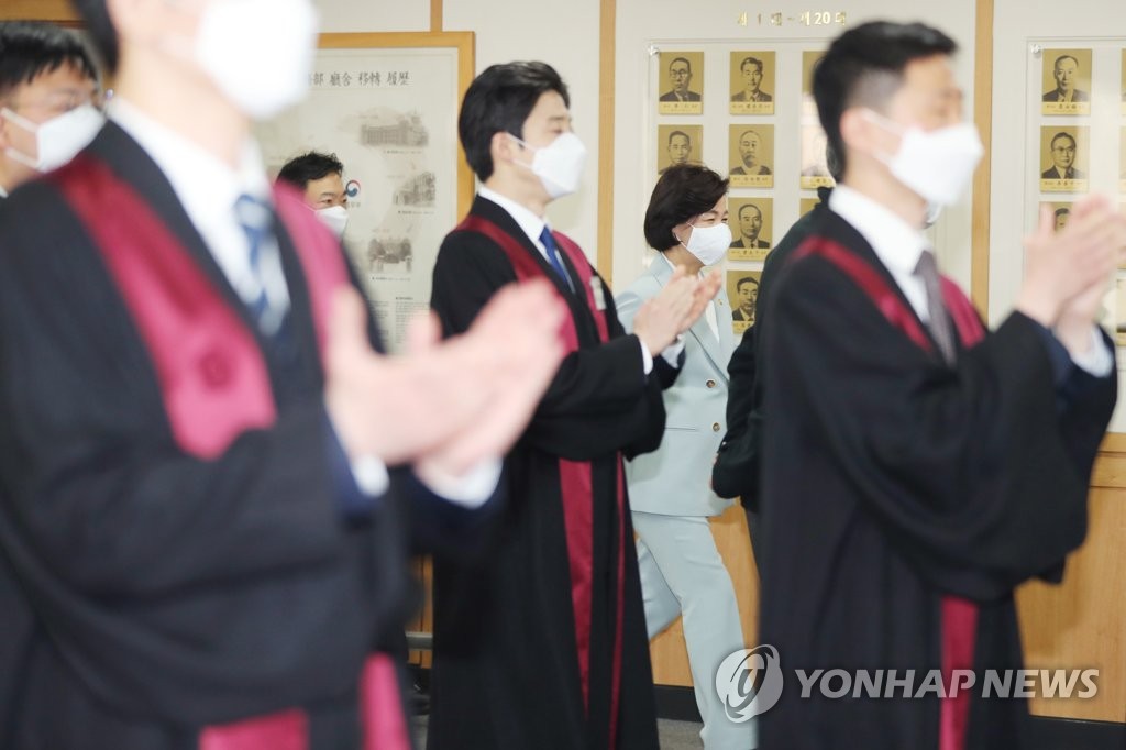 신임검사 박수 받으며 입장하는 추미애 법무부 장관