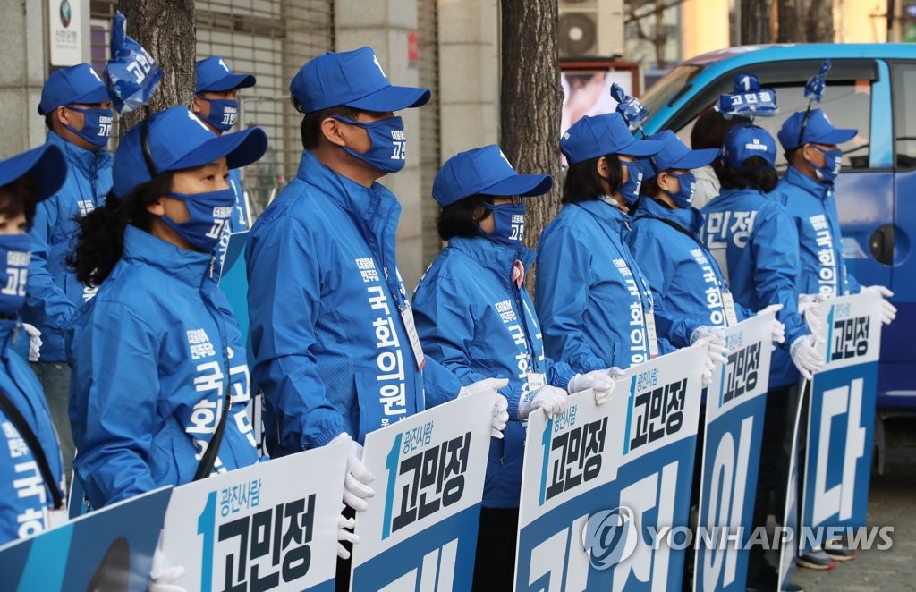 マスク姿で選挙運動 マスク姿で選挙運動