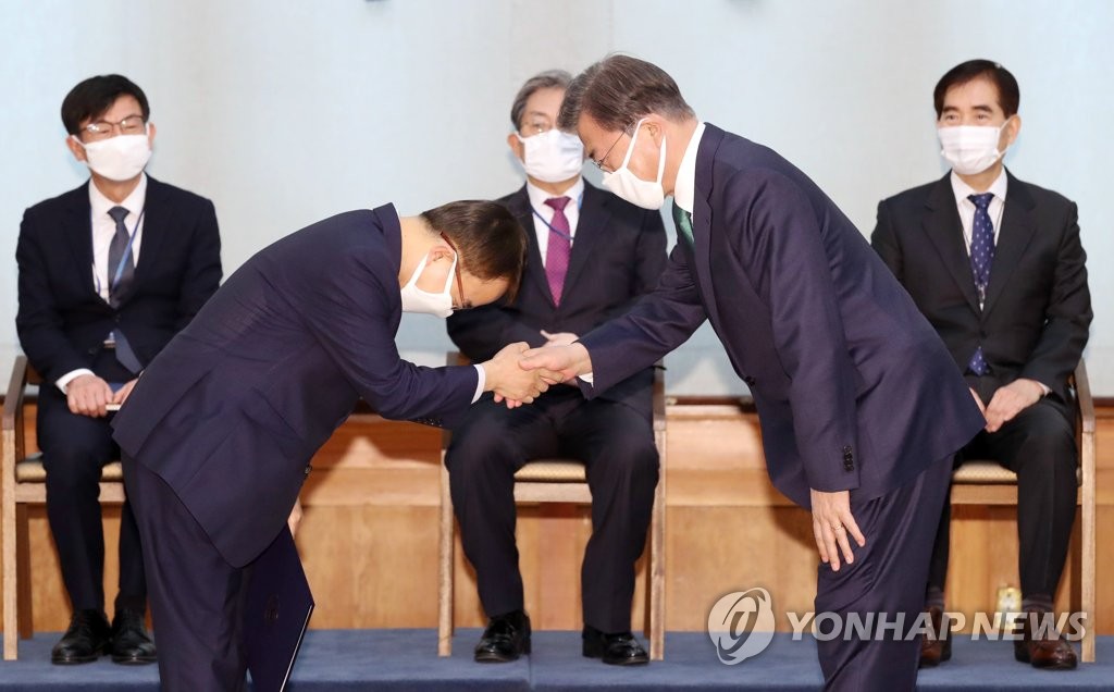 위촉장 받는 김용기 일자리위 부위원장