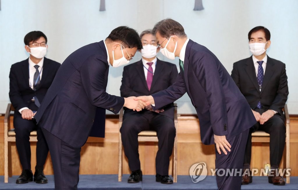위촉장 받는 윤성로 4차산업혁명 위원장