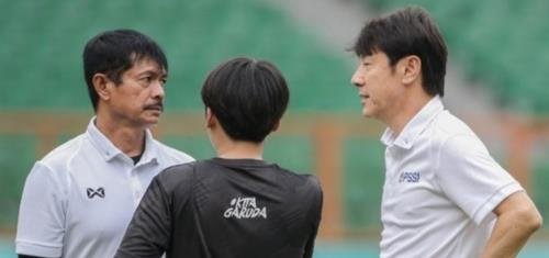 일시 귀국한 신태용 인도네시아 축구대표팀 감독(오른쪽)