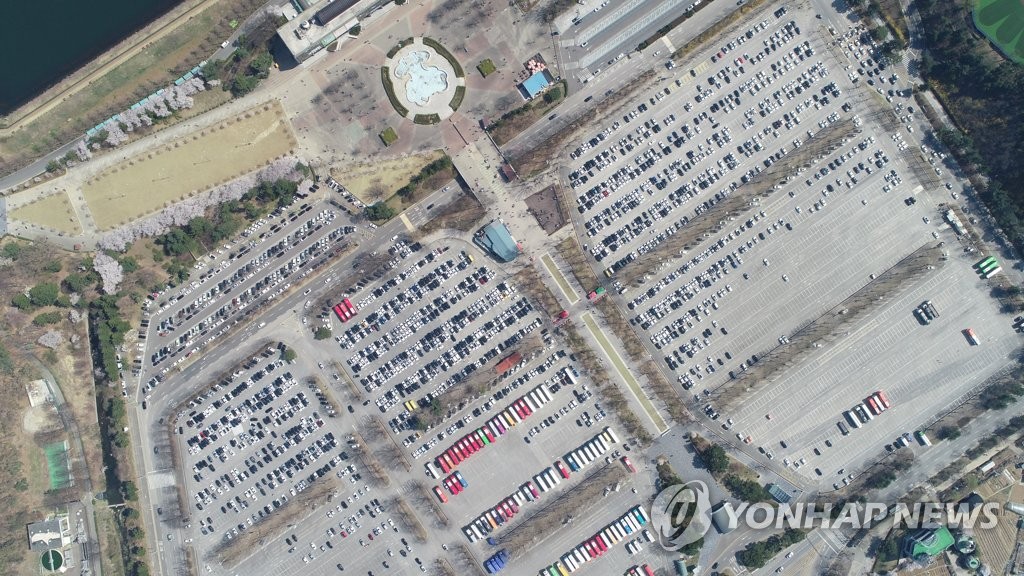봄나들이 차량으로 절반이상 가득찬 주차장