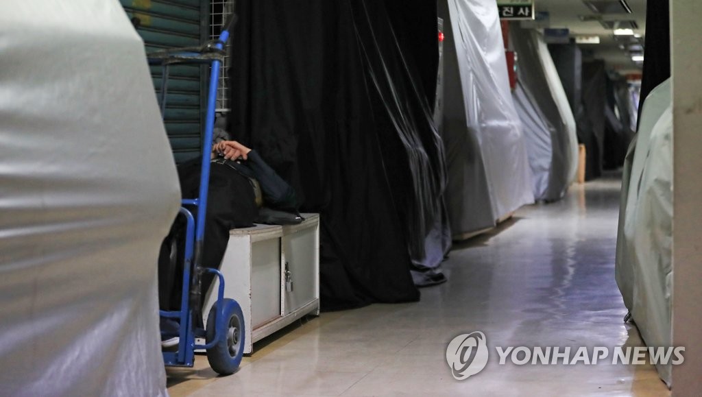 잠시 눈 붙이는 동대문 평화시장 상인