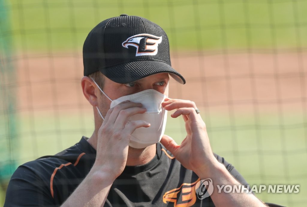 In this file photo from April 9, 2020, Chad Bell of the Hanwha Eagles adjusts his mask while speaking to reporters at Hanwha Life Eagles Park in Daejeon, 160 kilometers south of Seoul. (Yonhap)