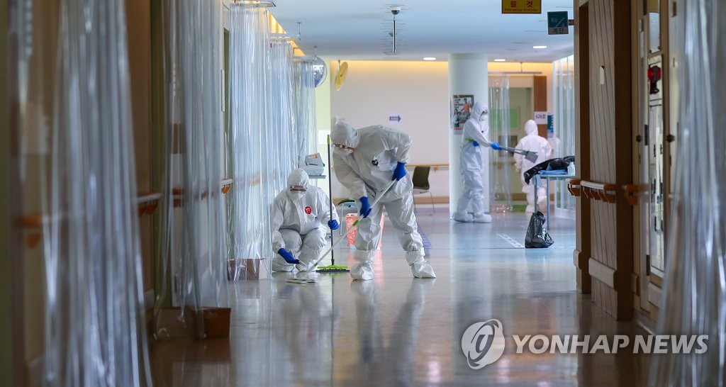 대구지역 신규 확진자 수 0명, 병실 청소하는 관계자들