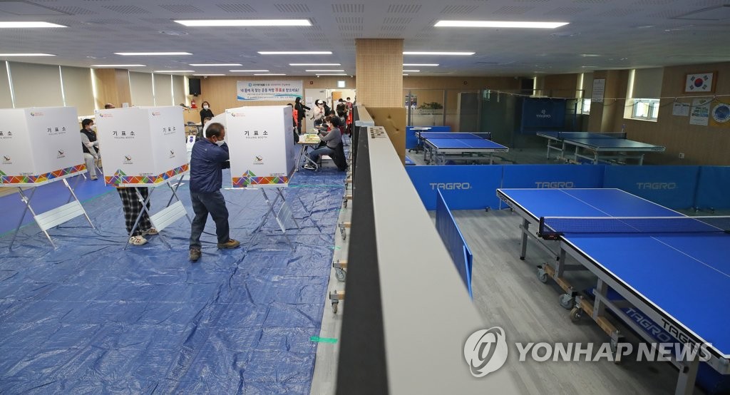 투표소가 된 탁구장