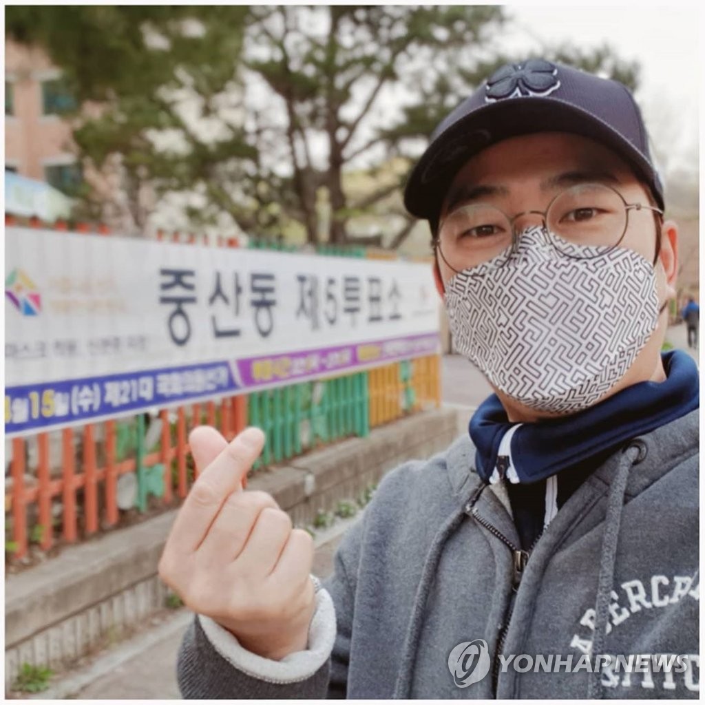 투표 인증샷 남기는 박광현