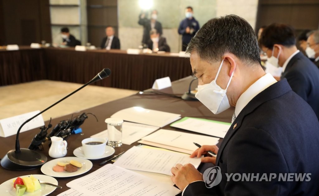 마스크 쓰고 회의 준비하는 박능후 장관