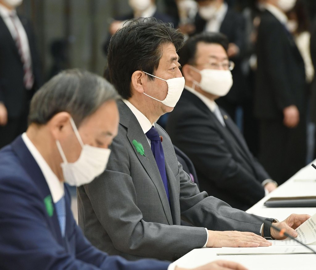 (도쿄 교도=연합뉴스) 아베 신조 일본 총리가 20일 오전 일본 총리관저에서 열린 정부 여당 간담회에서 천 마스크를 쓰고 발언하고 있다.