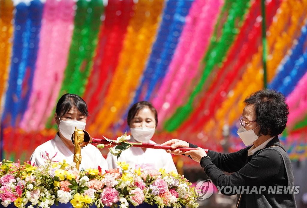 Buddhist followers wearing protective masks attend a service at Joggye Temple in central Seoul on April 29, 2020. (Yonhap)