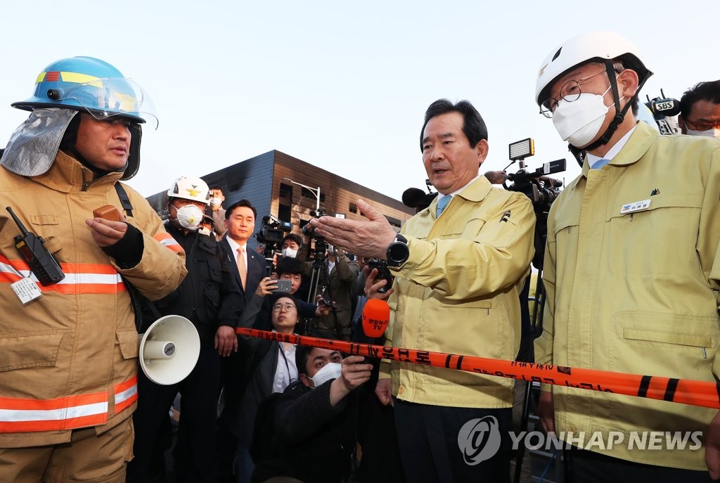 브리핑받는 정세균 총리