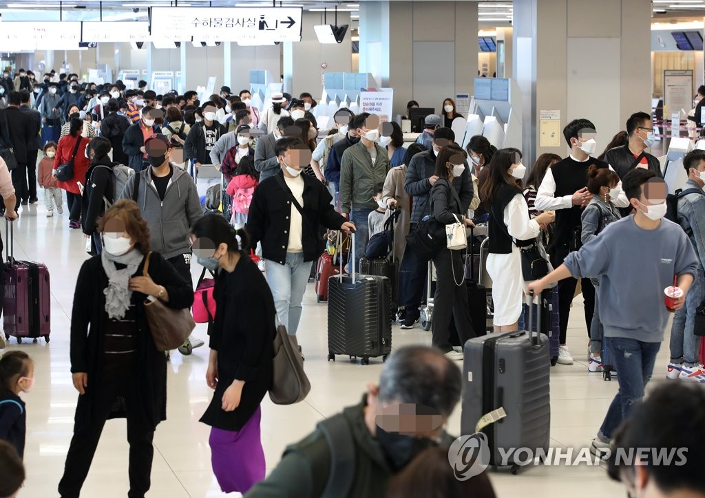 The departure hall of Gimpo International Airport in Seoul is packed with travelers on April 30, 2020, the first day of a long holiday that runs through May 5. (Yonhap)