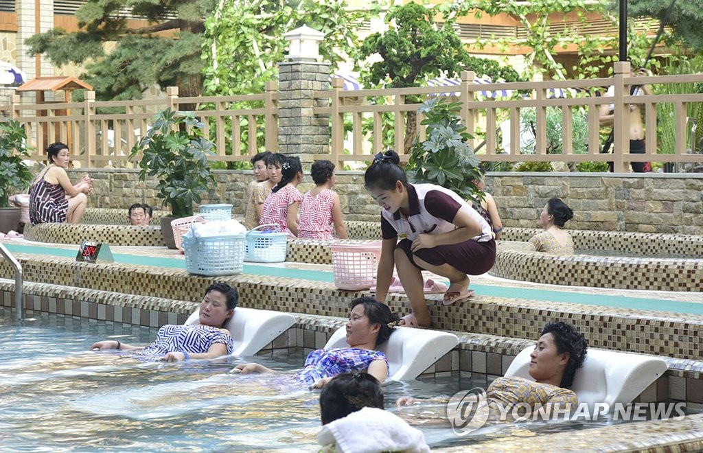 온천 즐기는 북한 주민들