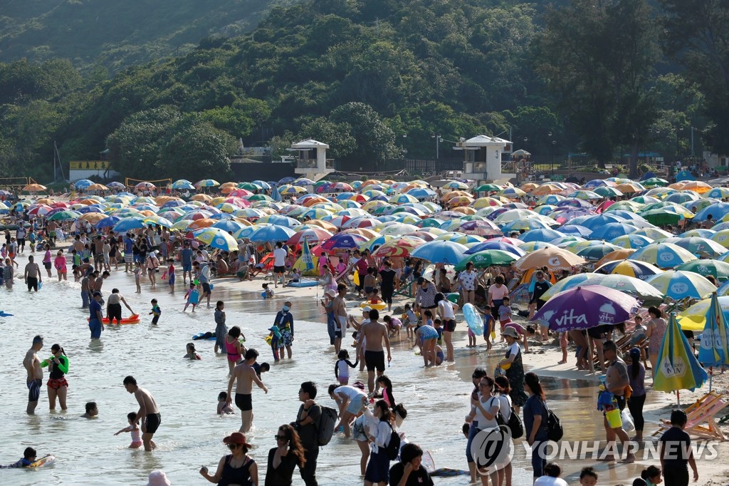 코로나19 기세 꺾이자 해변에 몰려나온 홍콩 시민들