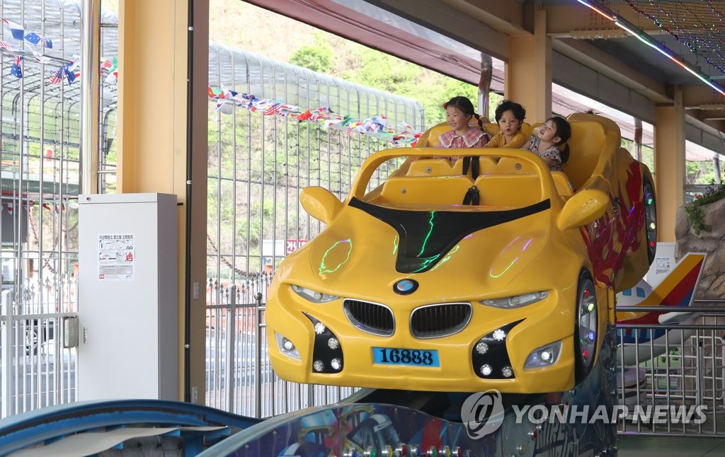 즐거운 시간 보내는 어린이들