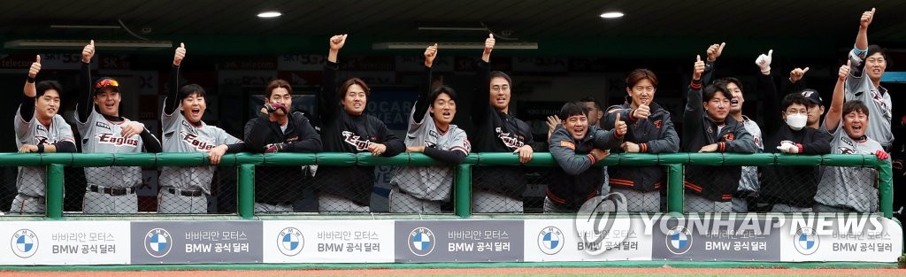 '팬들 몫까지 우리가 응원한다'