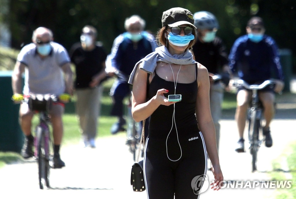 봉쇄 해제 후 마스크를 쓴 채 공원을 산책하는 밀라노 시민들. 2020. 5. 7. [EPA=연합뉴스]