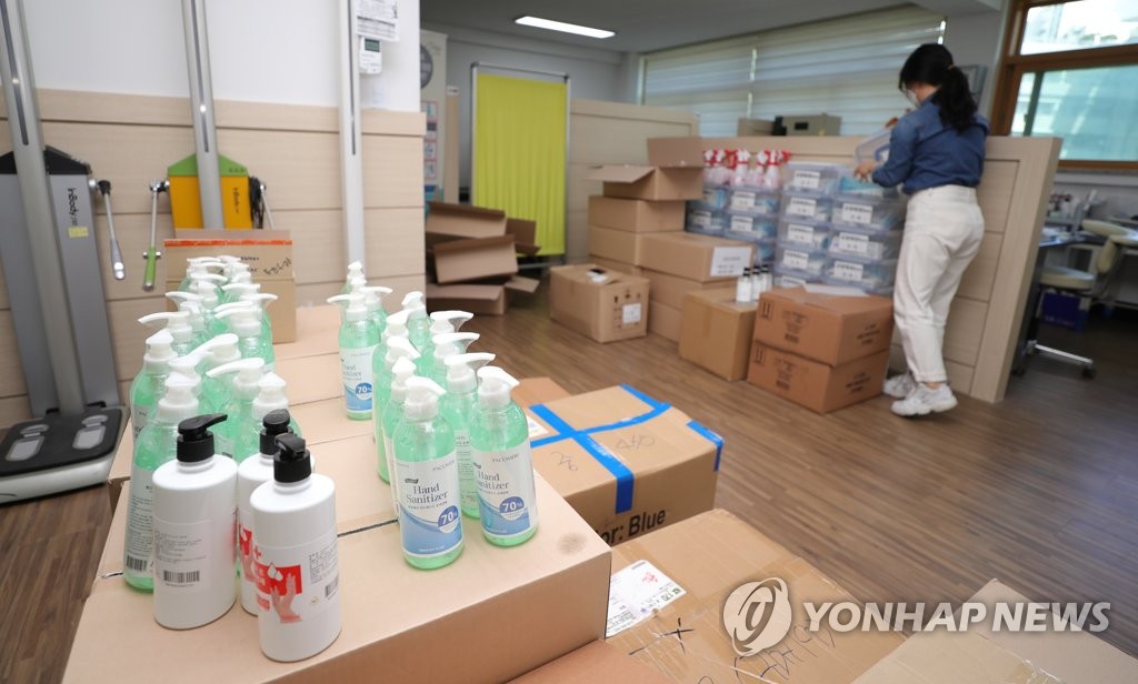 학생 방역물품 챙기는 보건교사