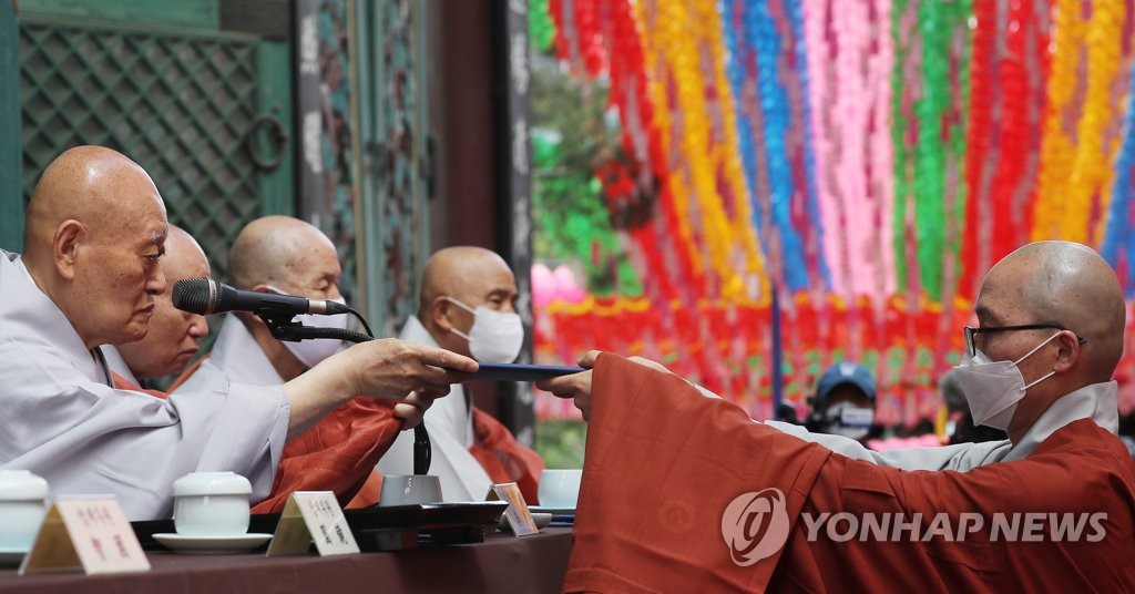 마스크 쓰고 법계증 받는 스님