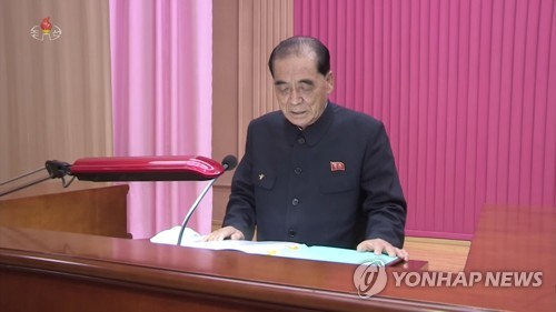 마스크 벗고 감사문 읽는 박봉주