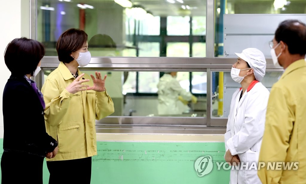 중학교 급식실 점검하는 유은혜 부총리