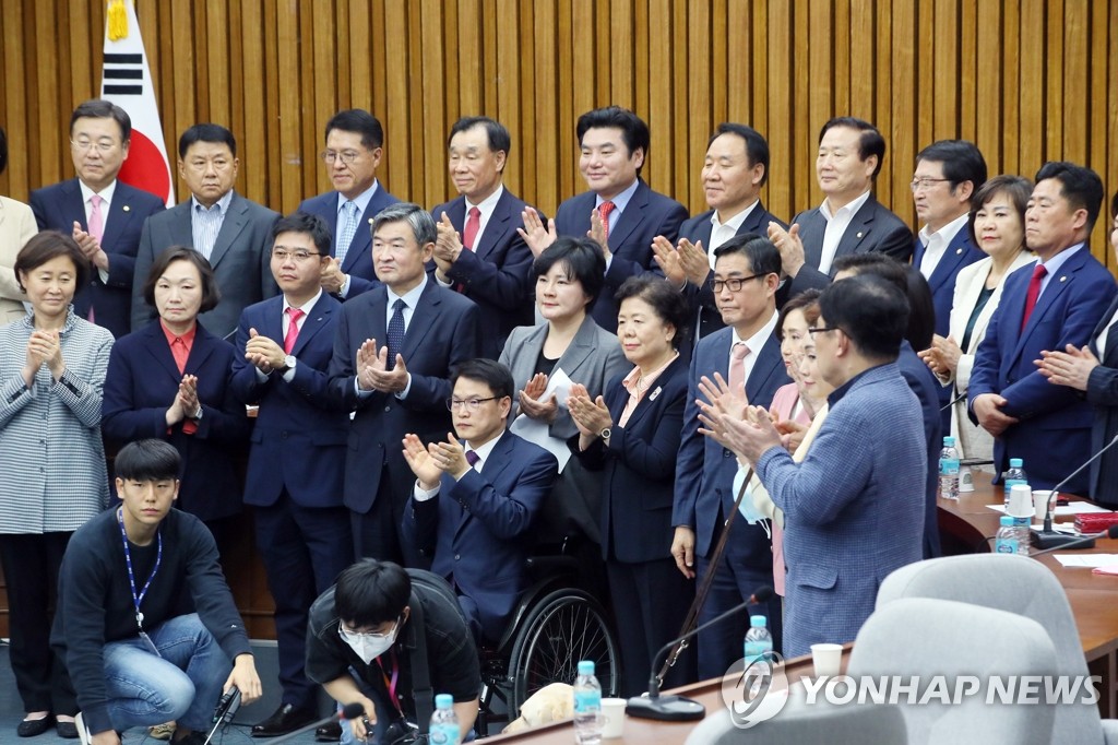 한국당, 통합당과 합당 결의문 발표