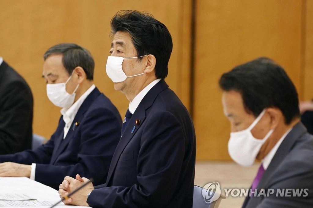(도쿄 AP/교도=연합뉴스) 아베 신조 일본 총리가 2020년 5월 27일 총리관저에서 열린 당정 협의회에 참석해 발언하고 있다.