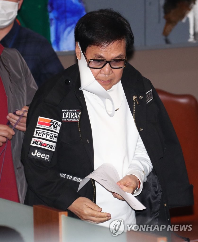 공개변론 위해 대법정 들어서는 조영남