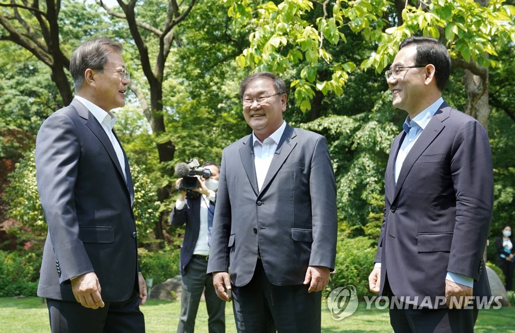 Moon avec des leaders de partis politiques Moon avec des leaders de partis politiques