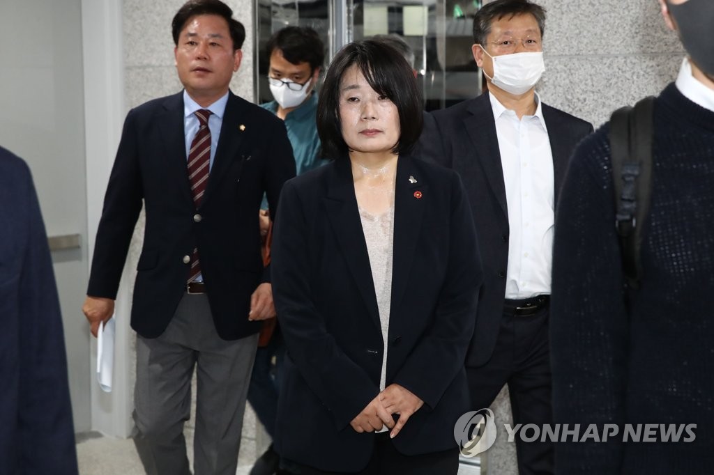 윤미향 당선인, '의혹 해명' 기자회견을 마치고
