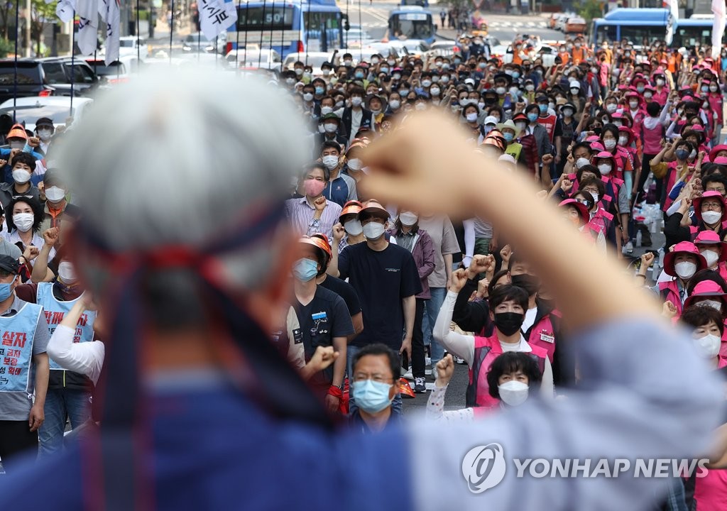 '비정규직 철폐하고 직접 고용하라'