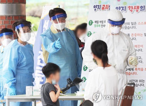 양지초등학교 현장 점검하는 최대호 안양시장