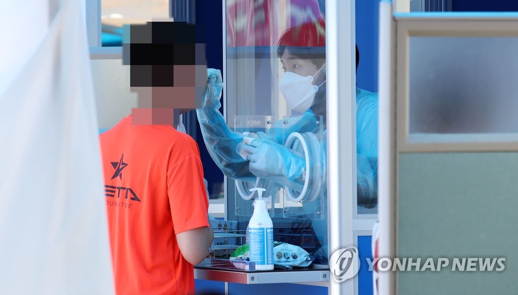 검체 채취하는 의료진