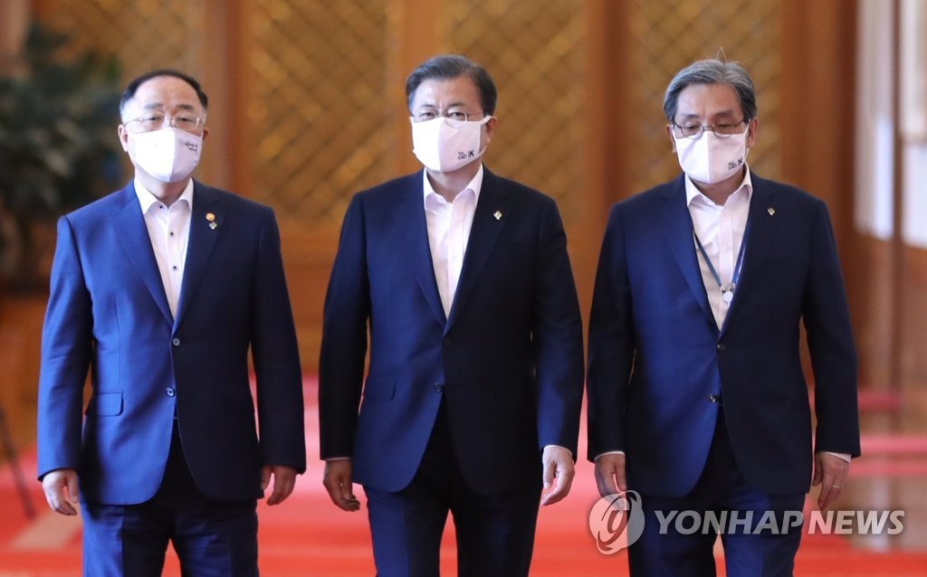 비상경제회의 참석하는 문 대통령