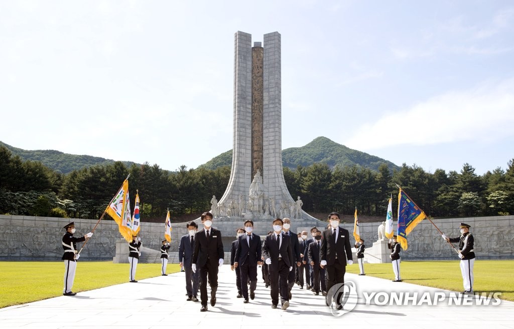 Science ministry official at national cemetery Science ministry official at national cemetery
