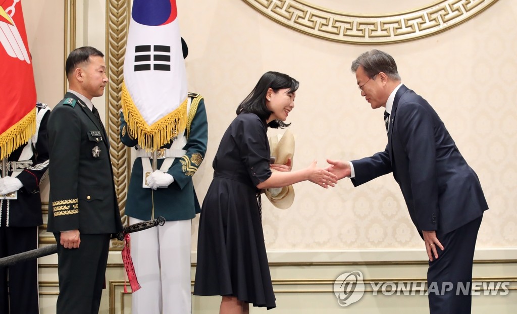 꽃다발 수여하는 문 대통령