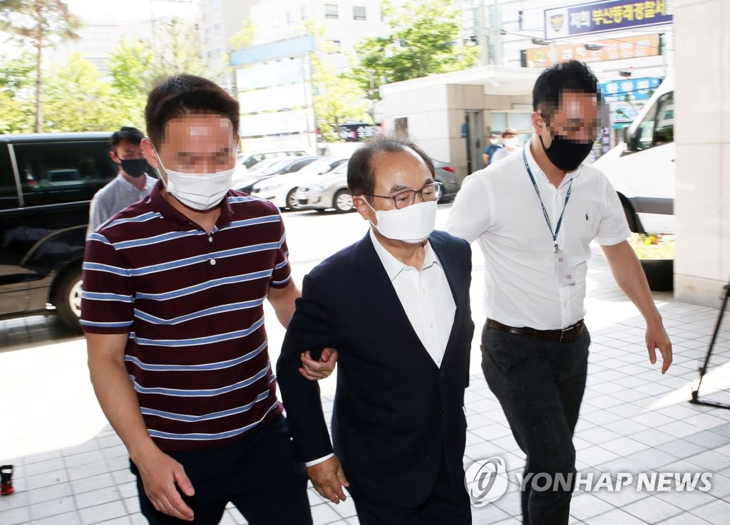 병원 외출 후 되돌아오는 오거돈 전 부산시장