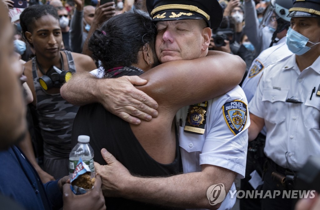'흑인사망' 시위대와 포옹하는 뉴욕 경찰서장