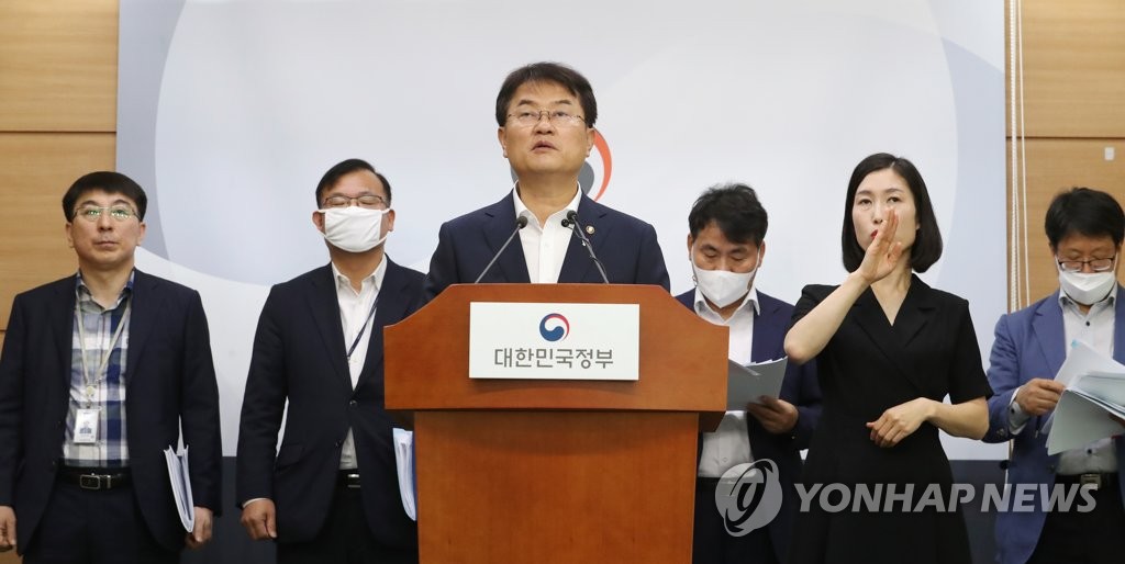 취재진 질문에 답변하는 윤종인 차관