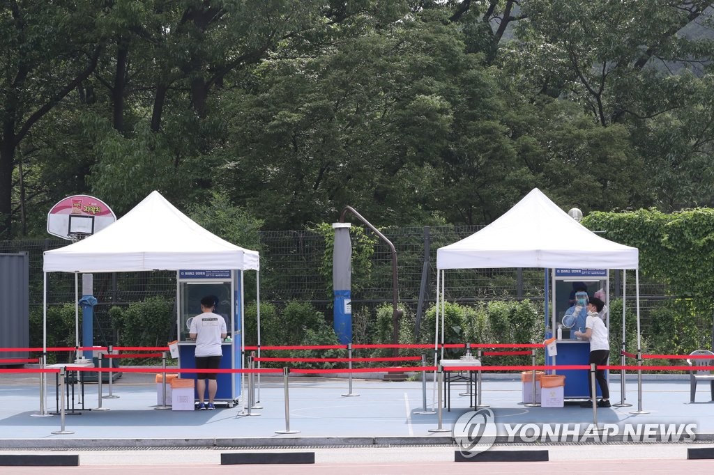 This photo taken June 3, 2020, shows walk-thru virus testing facilities at a high school in Seoul. (Yonhap)