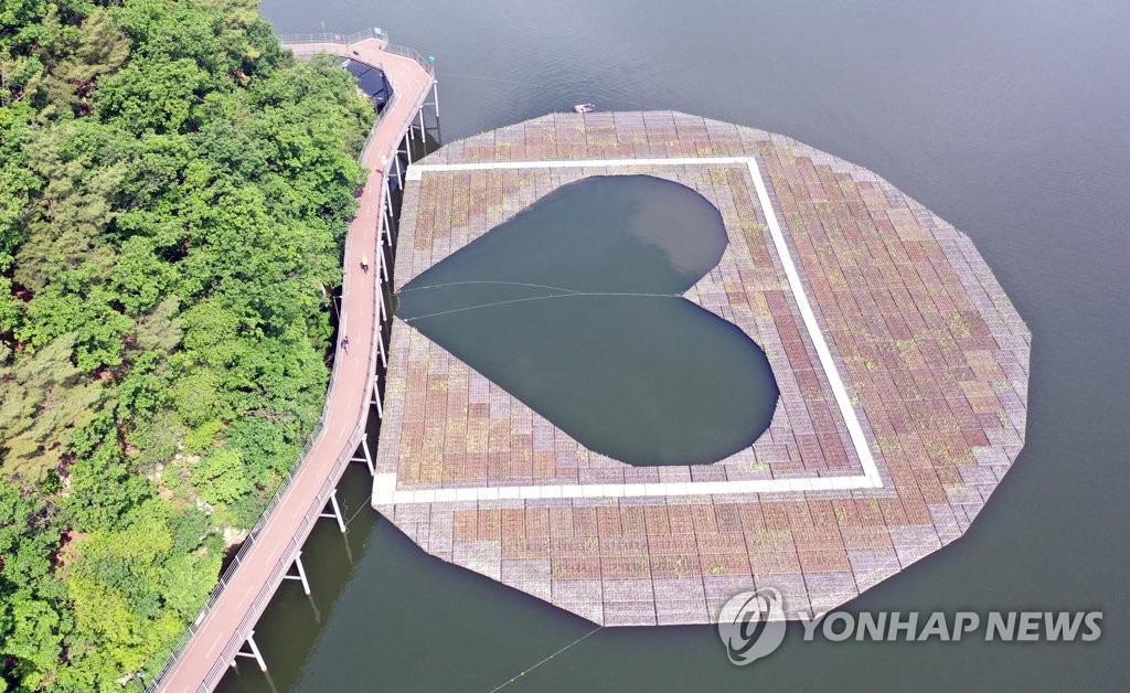 마무리 한창인 '하트 인공수초섬'
