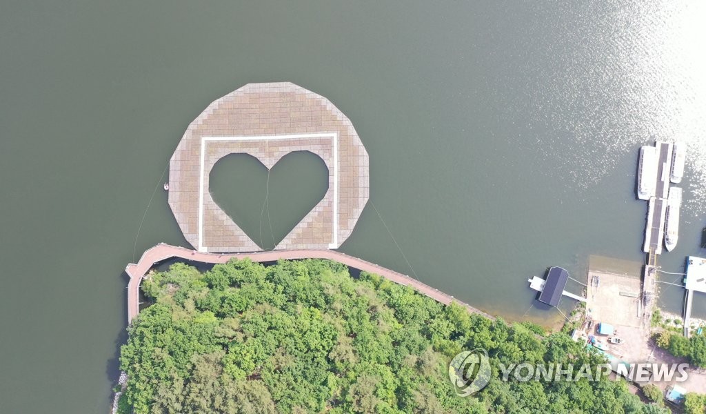ハート形の人工浮島 ハート形の人工浮島