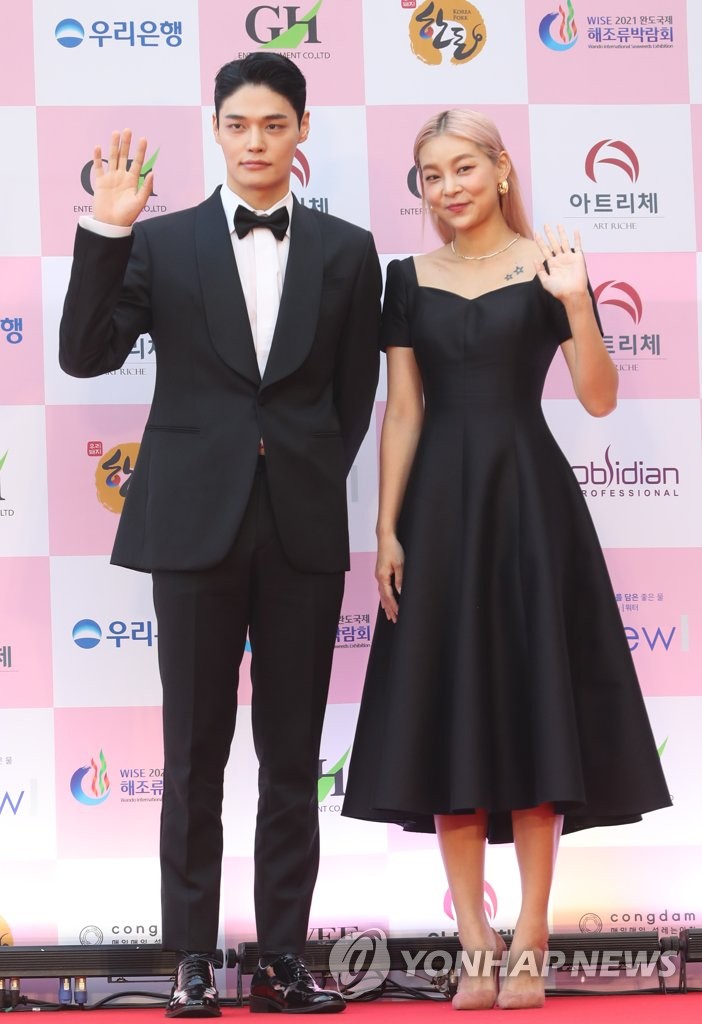 레드카펫 밟는 정혁-송해나