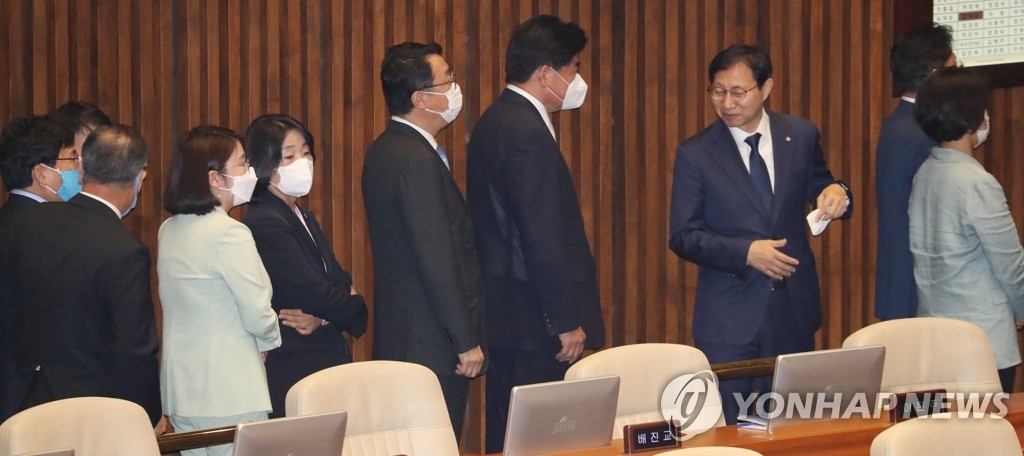 국회 의장 투표 순서 기다리는 윤미향 의원