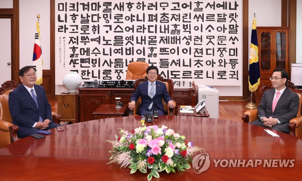 첫 회동하는 국회의장과 여야 원내대표