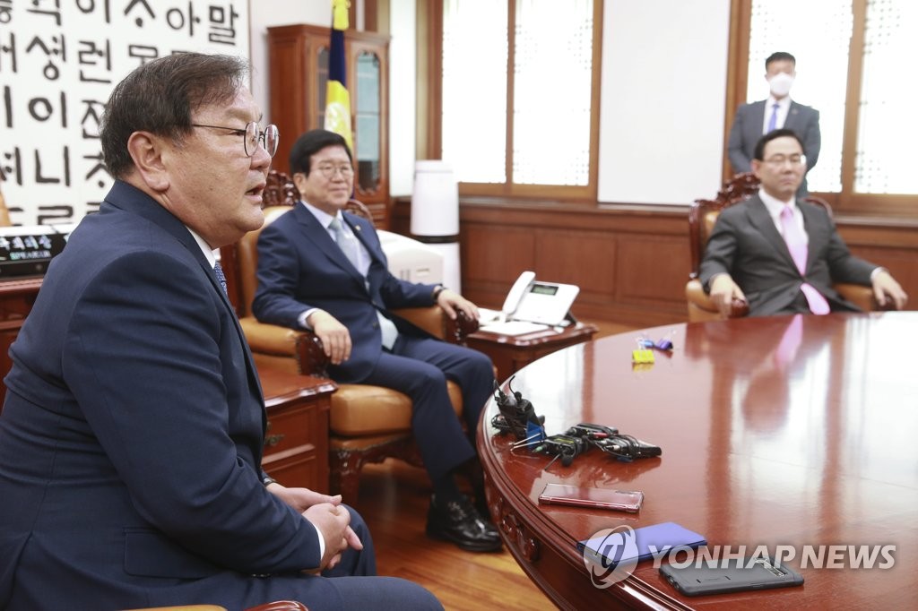 첫 회동하는 국회의장과 여야 원내대표